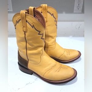 Lucchese 2000 Tan Cowboy Boots T1096H Size 9D. Used in good condition with wear